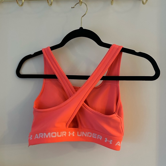 Under Armour / cross back sports bra / size M - Picture 3 of 3
